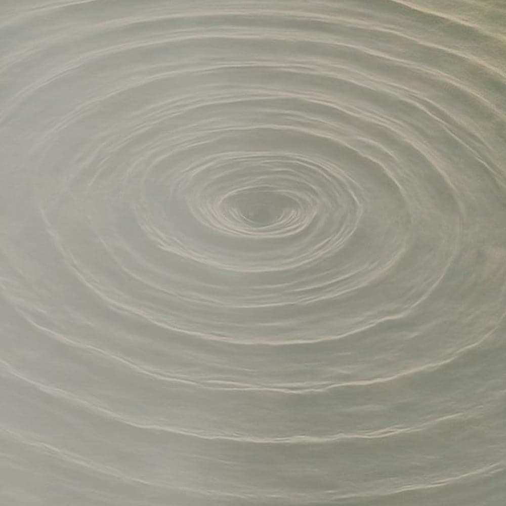 Agua en calma, con ondas concéntricas